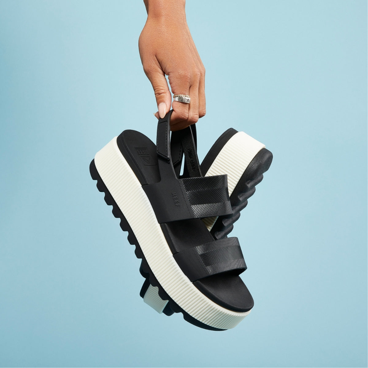 CJ3575_Water_Vista_Higher_Black_Vintage_abovethefold.jpg