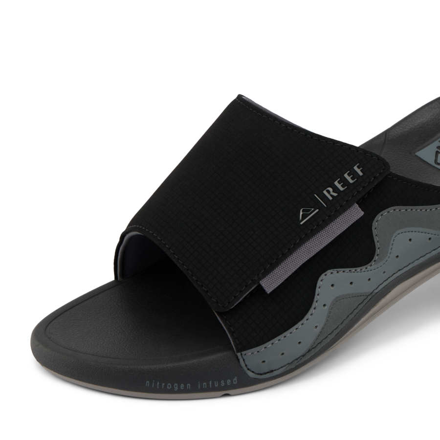 CJ6615_CRUISER_SLIDE_BLACK_GREY_DTL1_shadow-900x900-c4cc11b.png