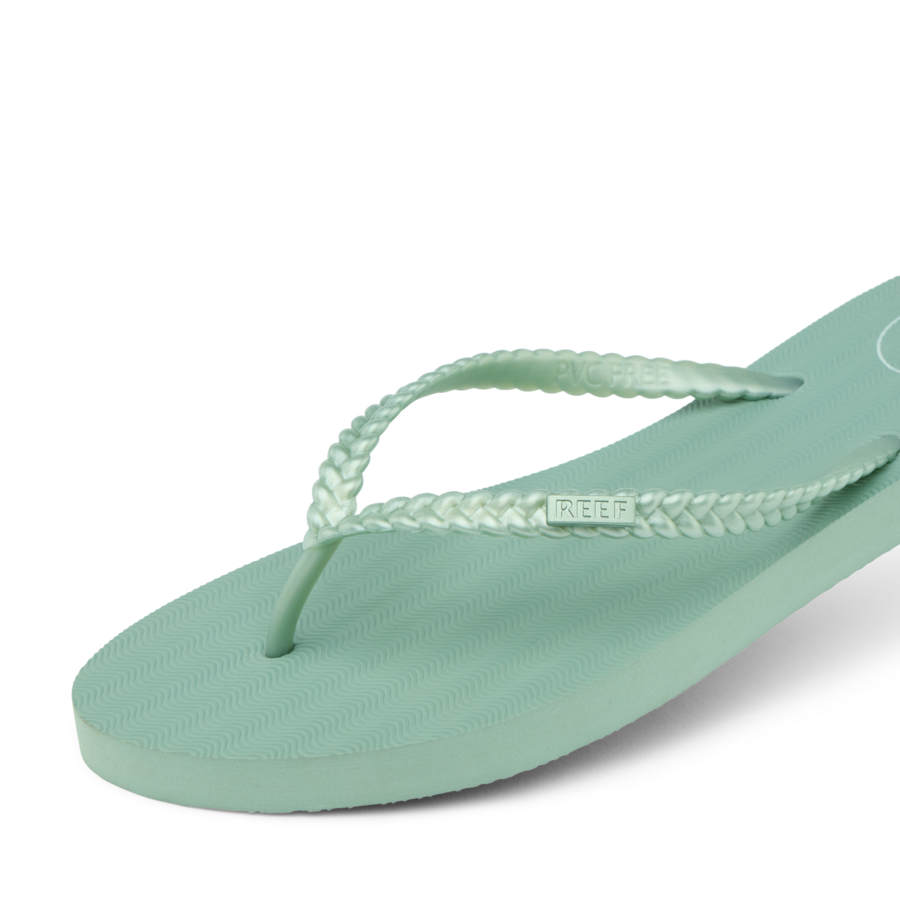 CJ6743_SEASIDE_TWIST_FROSTY_DTL1_shadow-900x900-c4cc11b.png