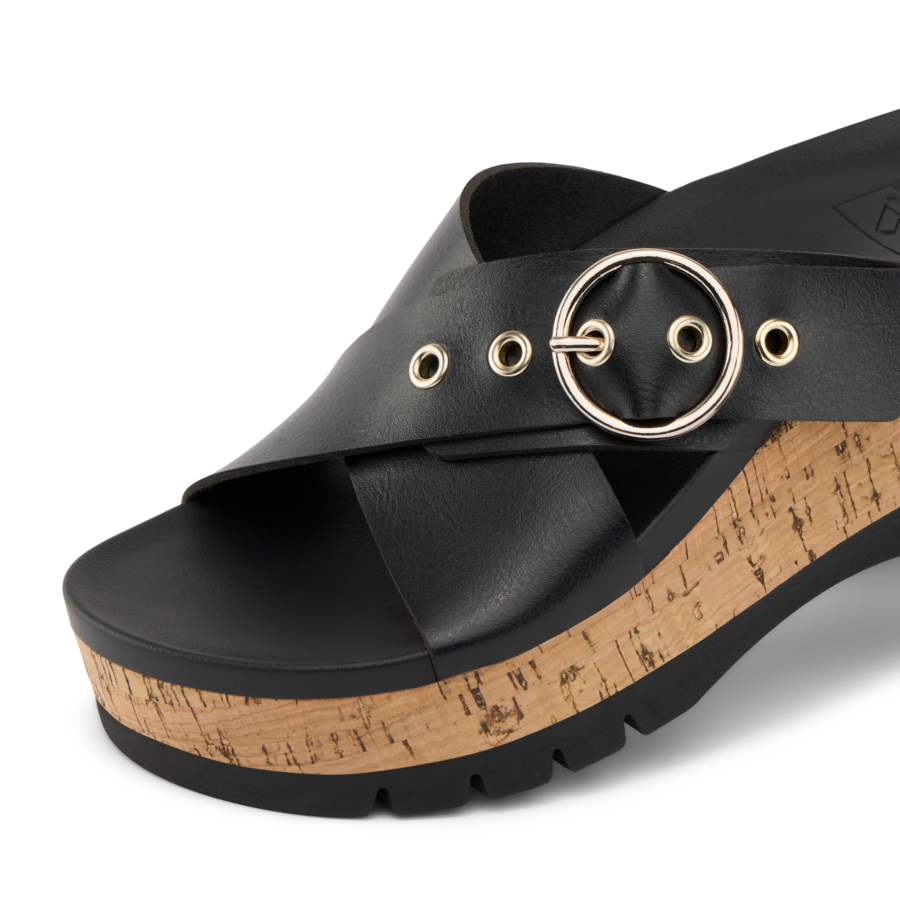CJ7133_VISTA_HIGHER_GIA_BLACK_CORK_DTL1_shadow-900x900-c4cc11b.png