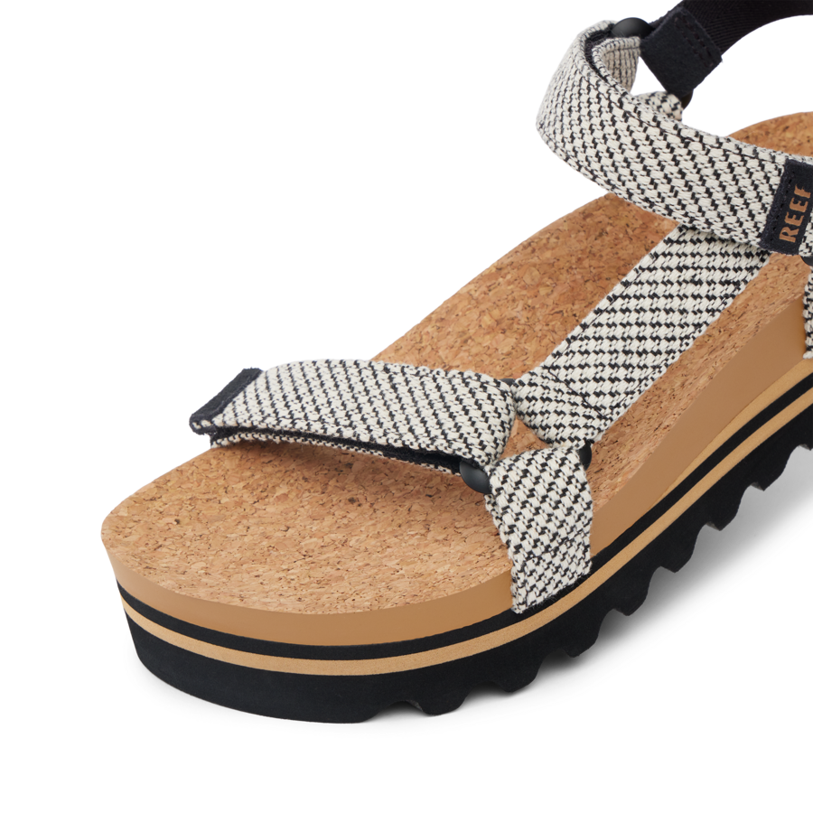 CJ7293_CUSHIONREMHI_BLACKKNIT_DTL1-900x900-c4cc11b.png