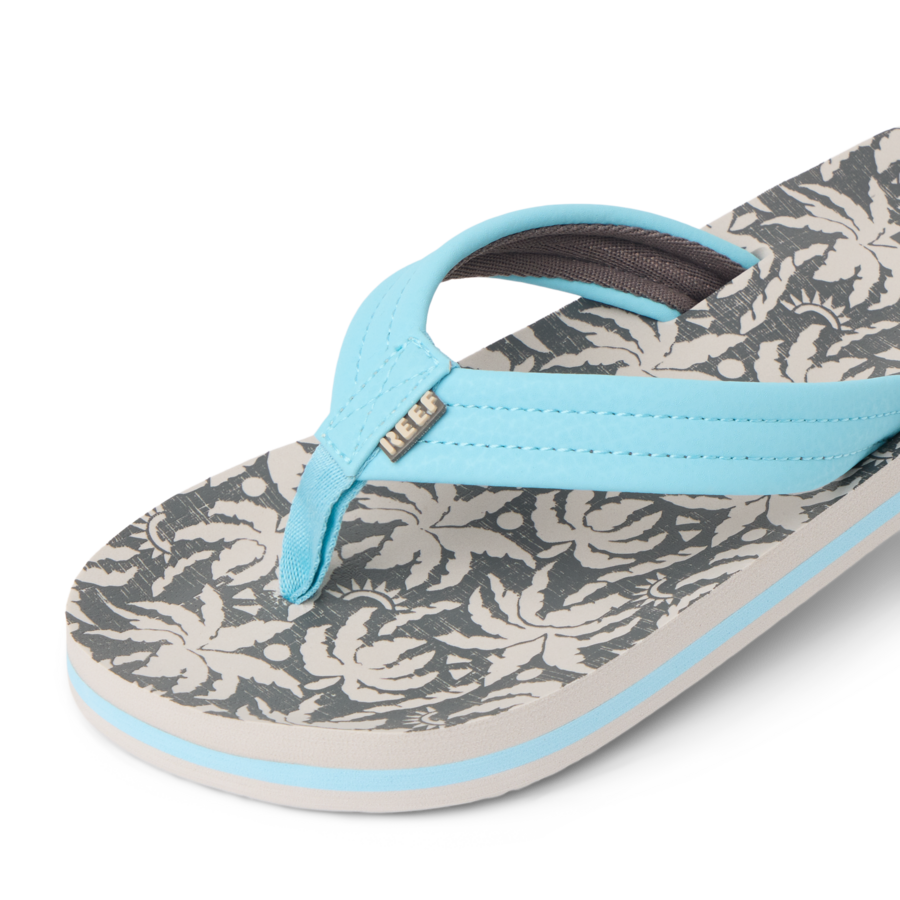 CJ7671_KIDS_AHI_LIGHT_BLUE_PALM_DTL1_SHADOW-900x900-c4cc11b.png