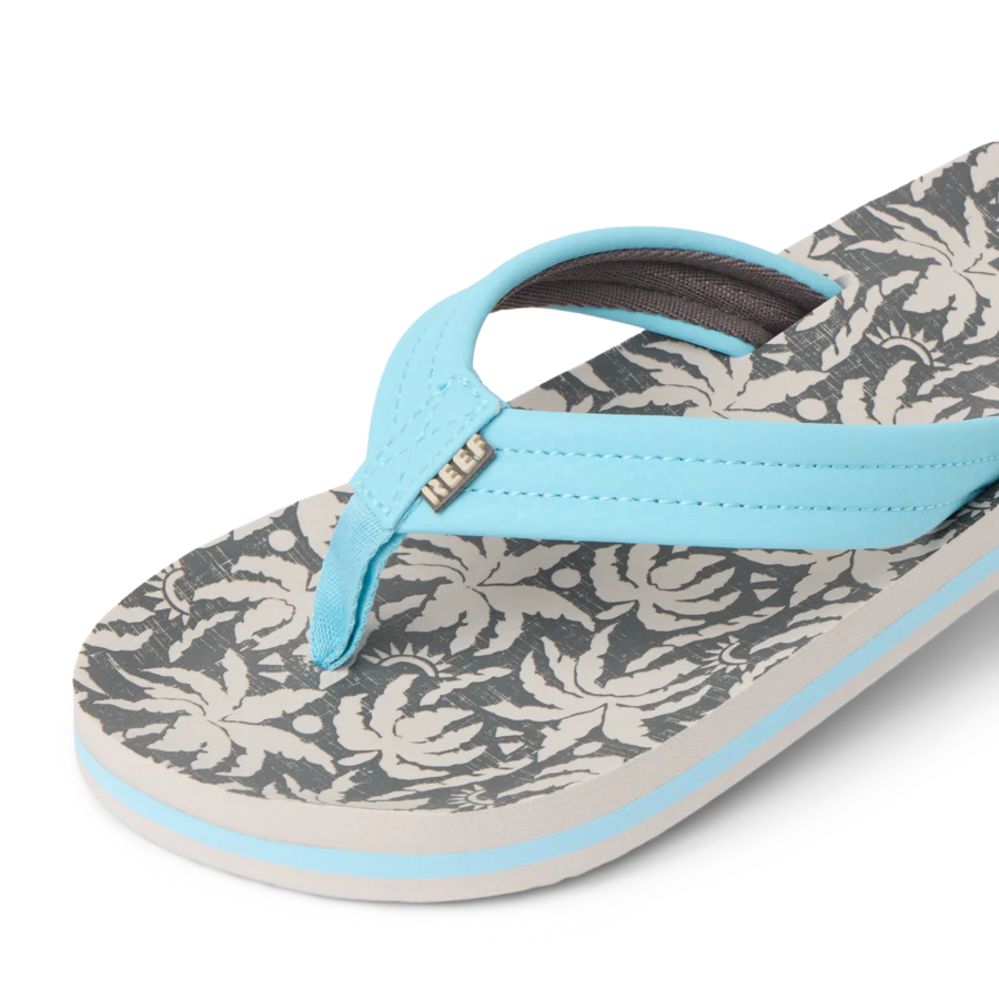 CJ7671_KIDS_AHI_LIGHT_BLUE_PALM_DTL1_SHADOW-900x900-c4cc11b.webp