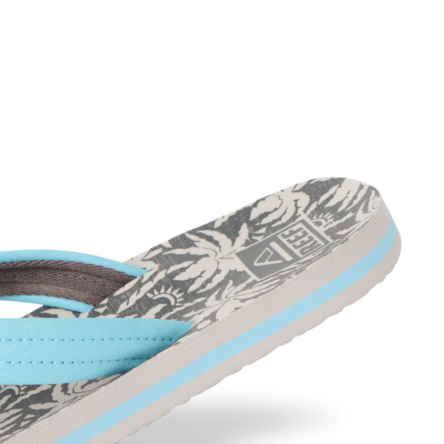 CJ7671_KIDS_AHI_LIGHT_BLUE_PALM_DTL2_SHADOW-900x900-c4cc11b.webp