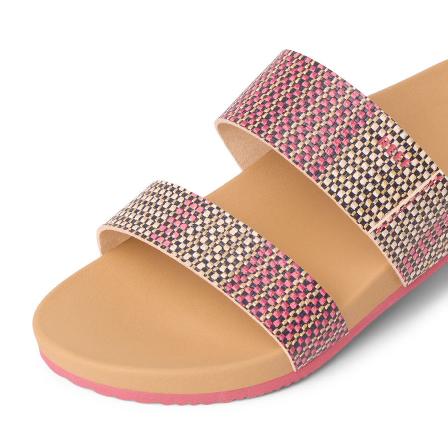 CJ8391_KIDS_CUSHION_VISTA_RAFFIA_PINK_DTL1_SHADOW-900x900-c4cc11b.png