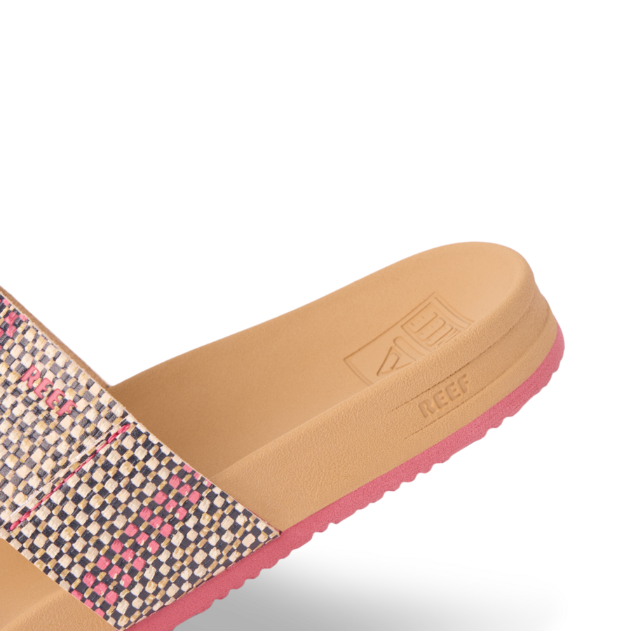 CJ8391_KIDS_CUSHION_VISTA_RAFFIA_PINK_DTL2_SHADOW-900x900-c4cc11b.png