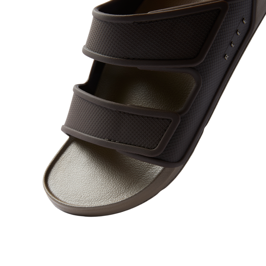 CJ8468_OASIS_ADAPT_BROWN_TAN_DTL1__SHADOW-900x900-c4cc11b.png