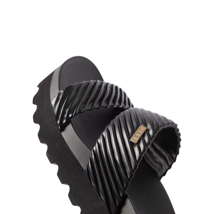 CUSHION_VISTA_HI_BLACK_PUFFY_CJ8182_2637-900x900-c4cc11b.png