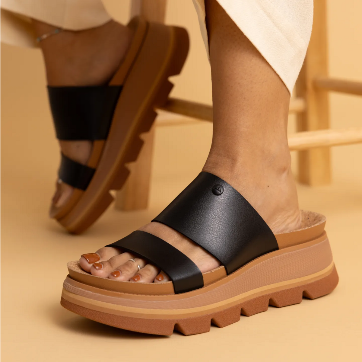 LB-Siaa_Black_Tan-1-1200x1199-47fd851.png