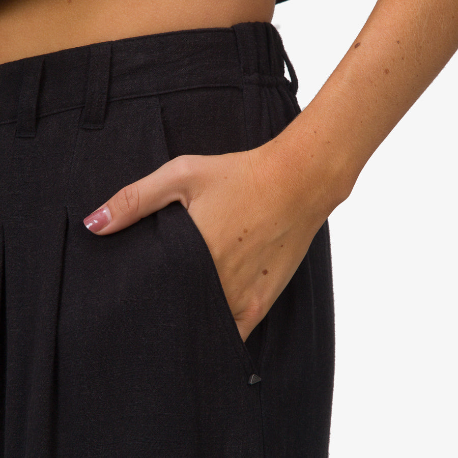Tori_Linen_Tank_Caviar_3FWWT1028CVR_Tori_Linen_Pant_3FWWP1005CVR_4442-Edit-Edit.jpg